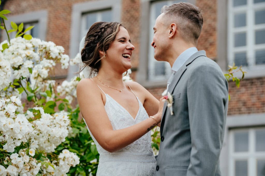 Huwelijksfoto van Jesse en Naomi tussen de hortensia's