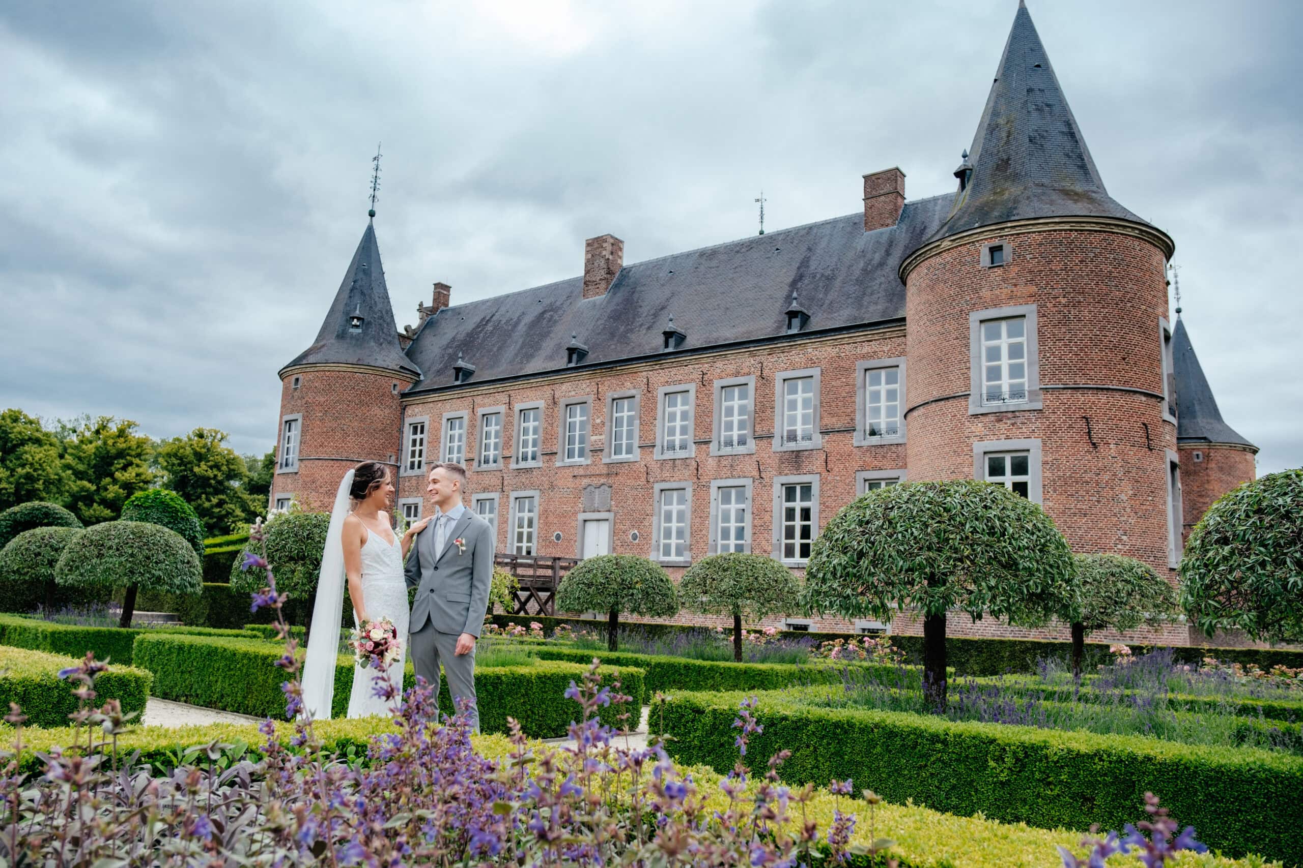 Huwelijk Jesse en Naomi voor kasteel Alden Biezen